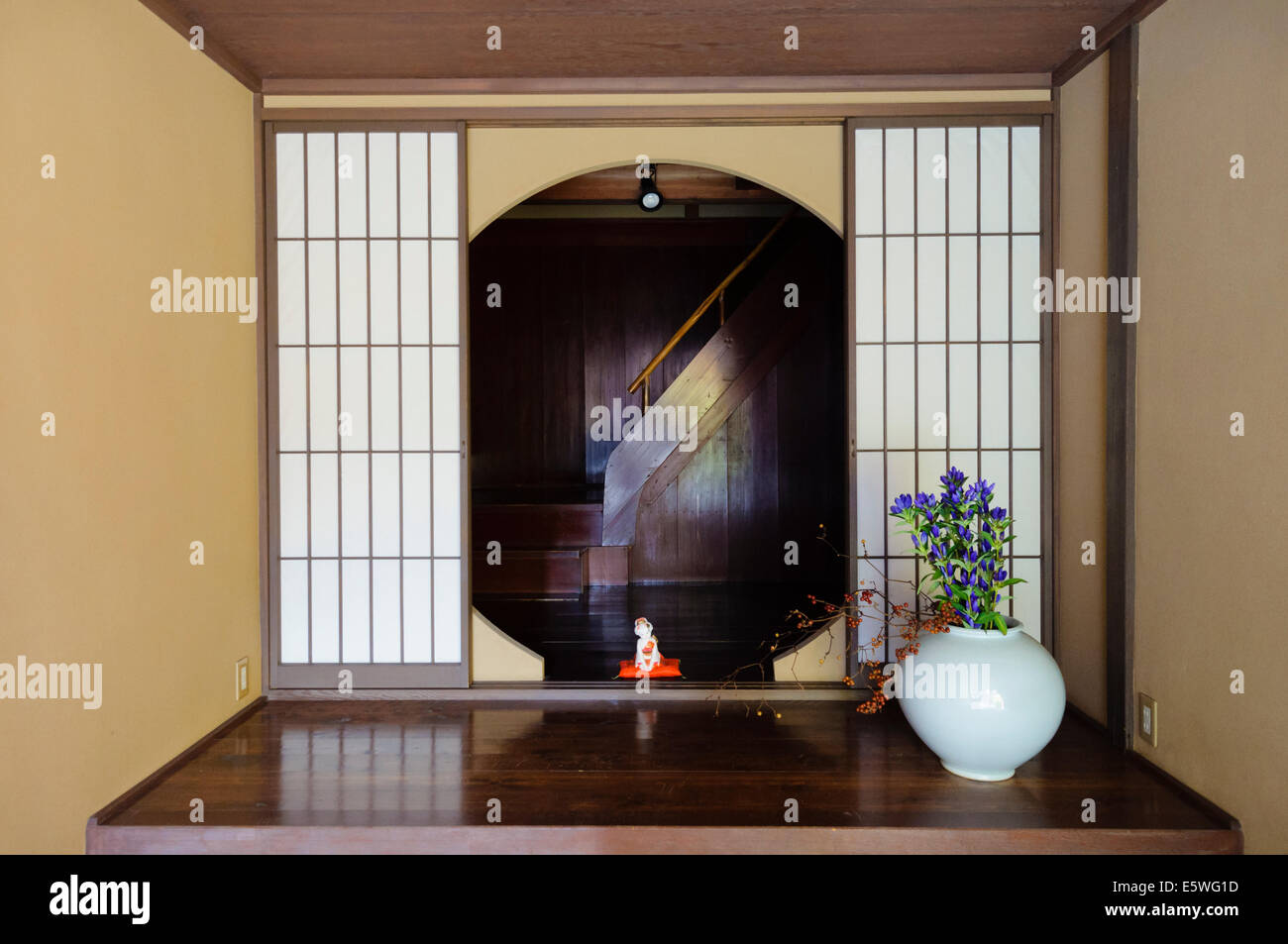 Entrée d'une ancienne chaya japonaise, ou une maison de thé traditionnelle montrant shoji (portes coulissantes de papier ciré translucide). Banque D'Images