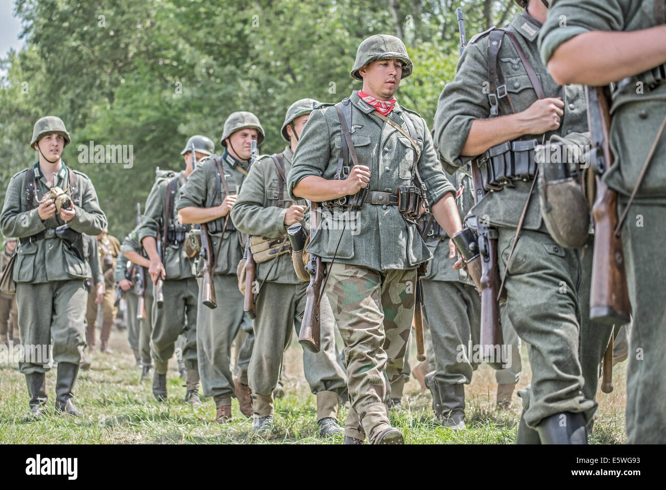 Les soldats allemands marchant sur le champ de bataille lors de la