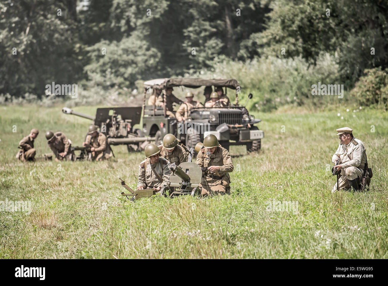 Soldats soviétiques la préparation d'une machine-gun pour une attaque au cours de la Seconde Guerre mondiale reconstitution se bat Banque D'Images