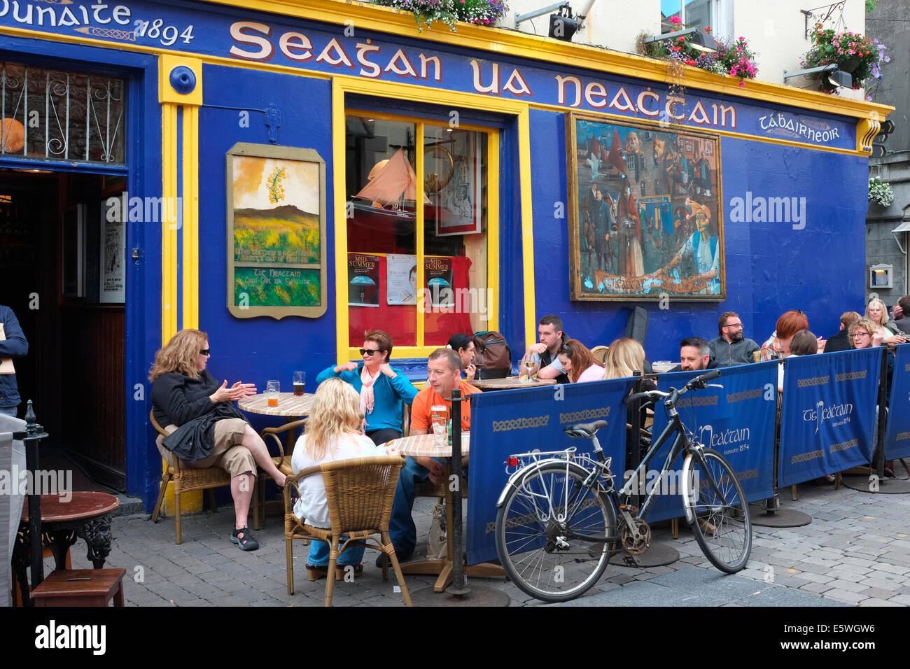 IRISH PUB QUAY STREET GALWAY IRLANDE EXTÉRIEUR Banque D'Images