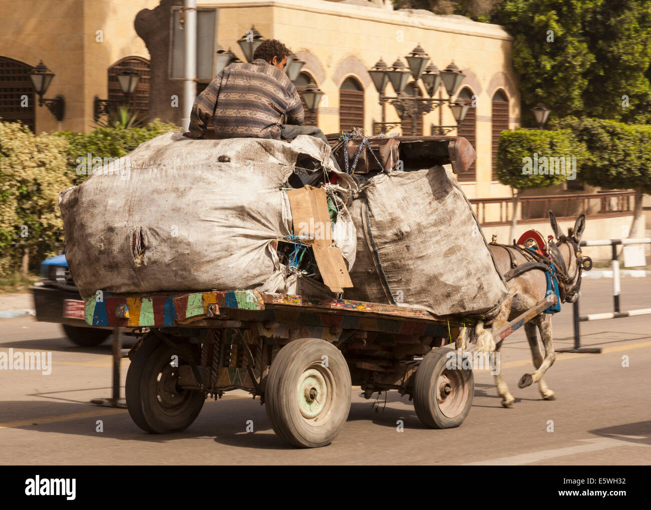Le Caire, Égypte - Collecteur de recyclage des déchets ou Zabbaleen sur une rue du centre-ville Banque D'Images
