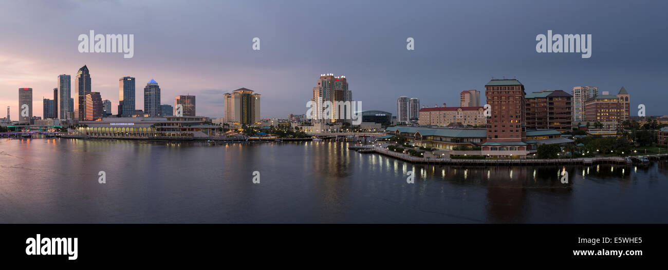 Tampa, Floride, USA - skyline at Dusk Banque D'Images