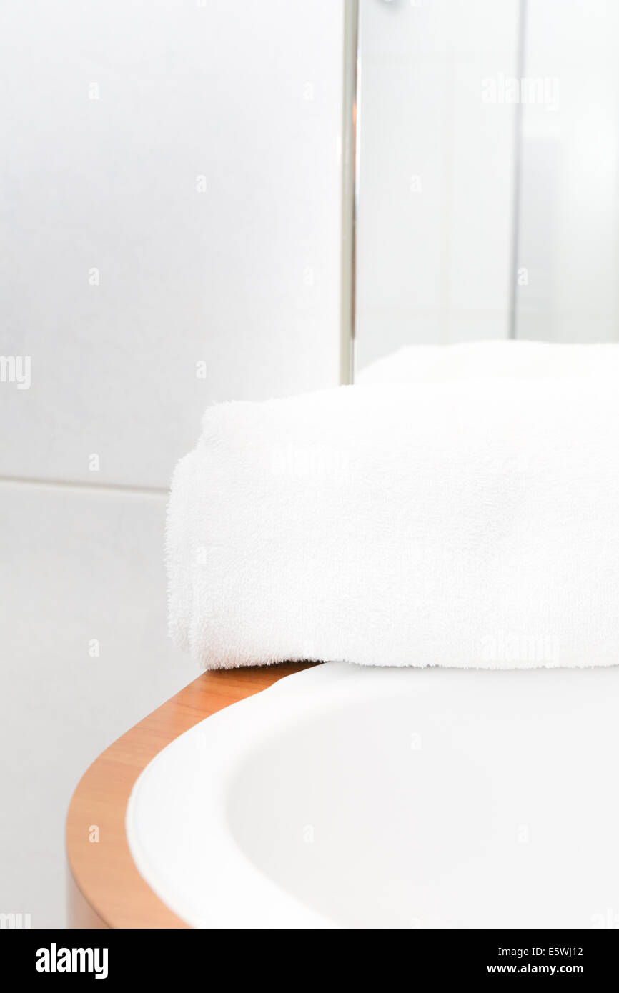 Serviette en coton blanc dans une salle de bains Banque D'Images