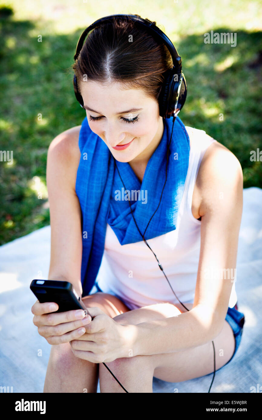 Woman listening to music Banque D'Images
