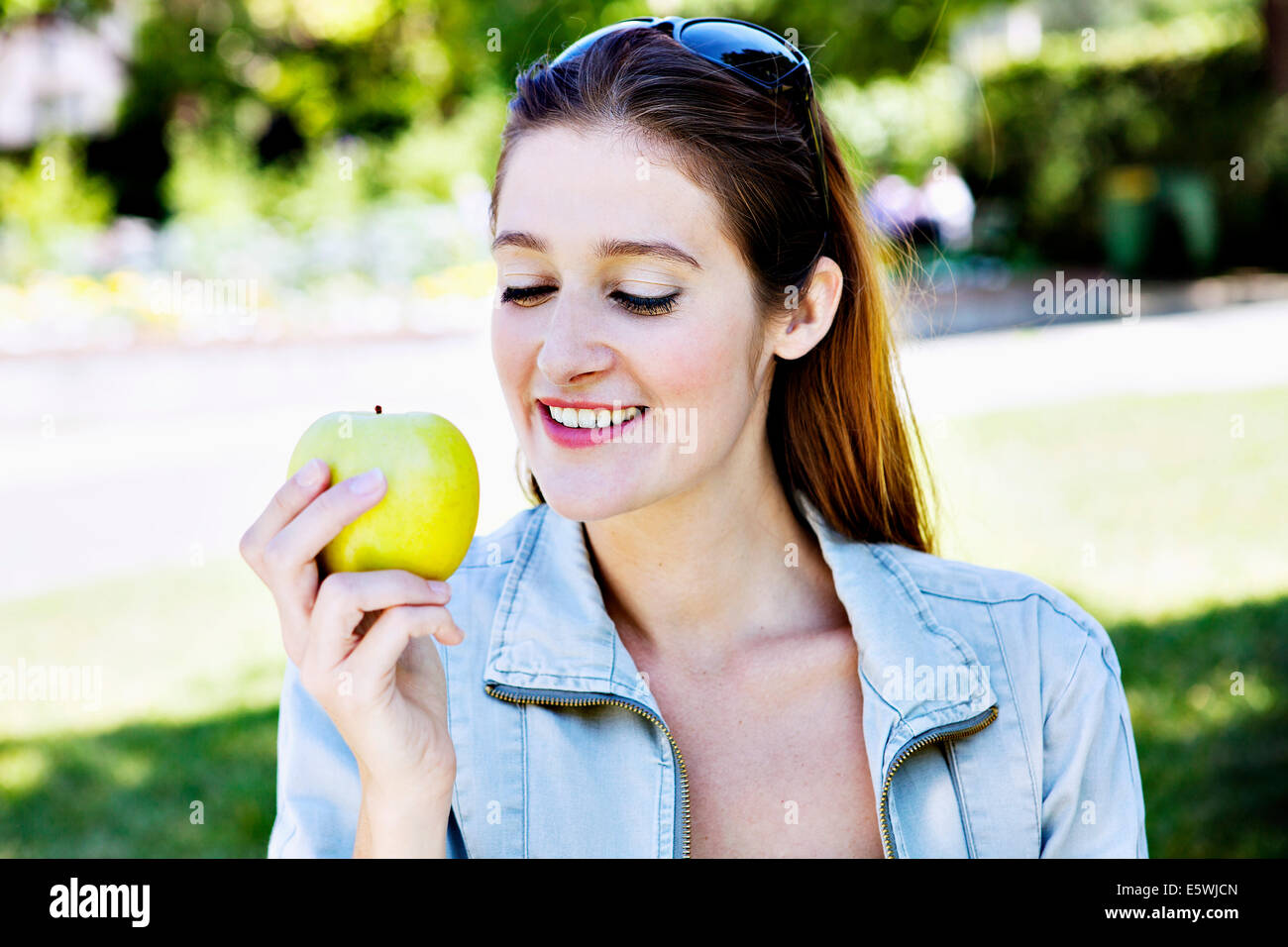 Woman eating fruit Banque D'Images