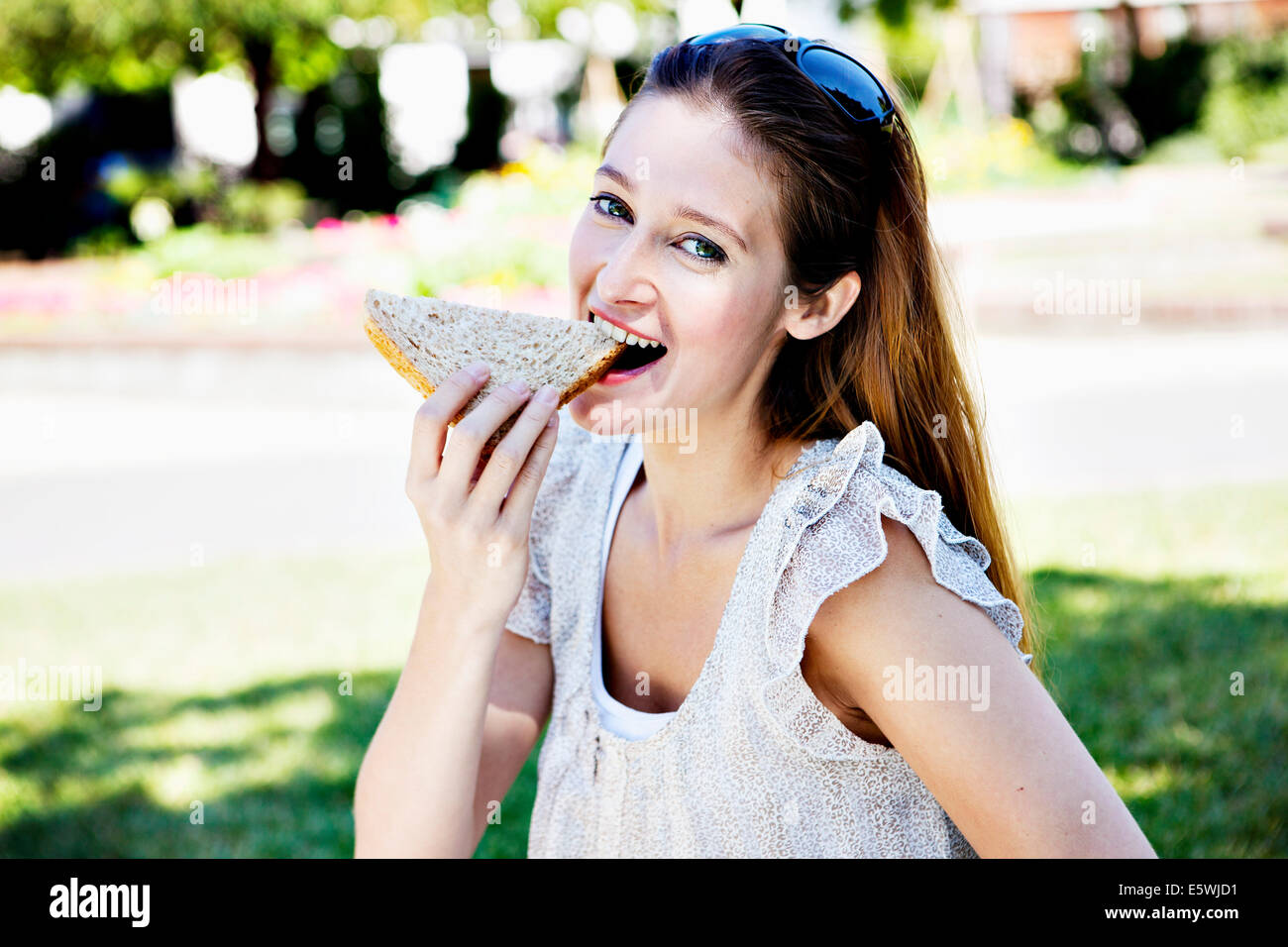 Femme en train de manger un sandwich Banque D'Images