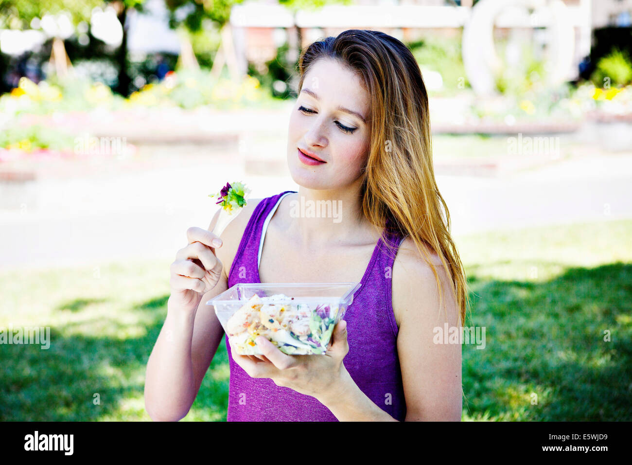 Femme mangeant un repas Banque D'Images