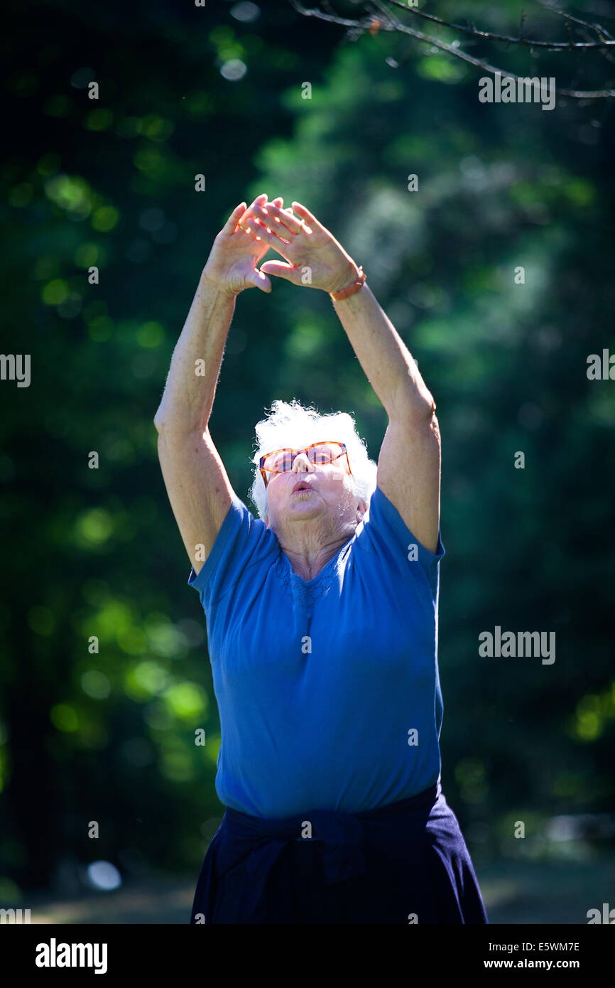 Personnes âgées personne pratiquant un sport Banque D'Images