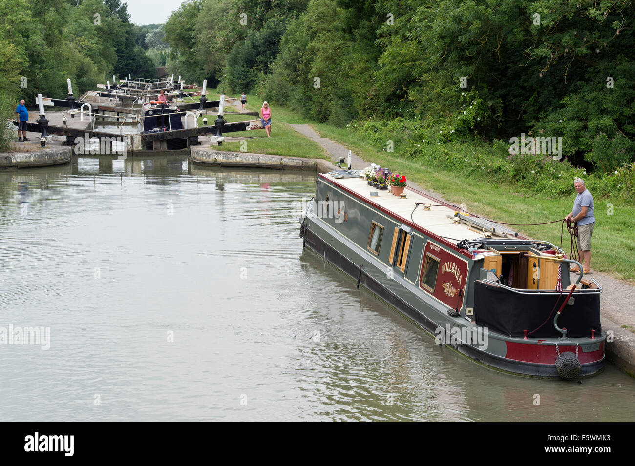 Narrowboats à Stockton écluses sur le Canal Grand Union. Stockton, Warwickshire, Angleterre Banque D'Images