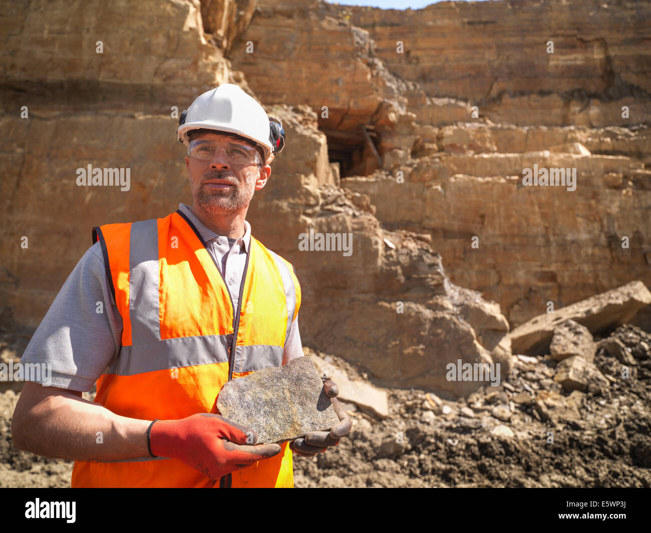 Ouvrier Carrier l'inspection de pierre dans les carrières, à l'écart Banque D'Images