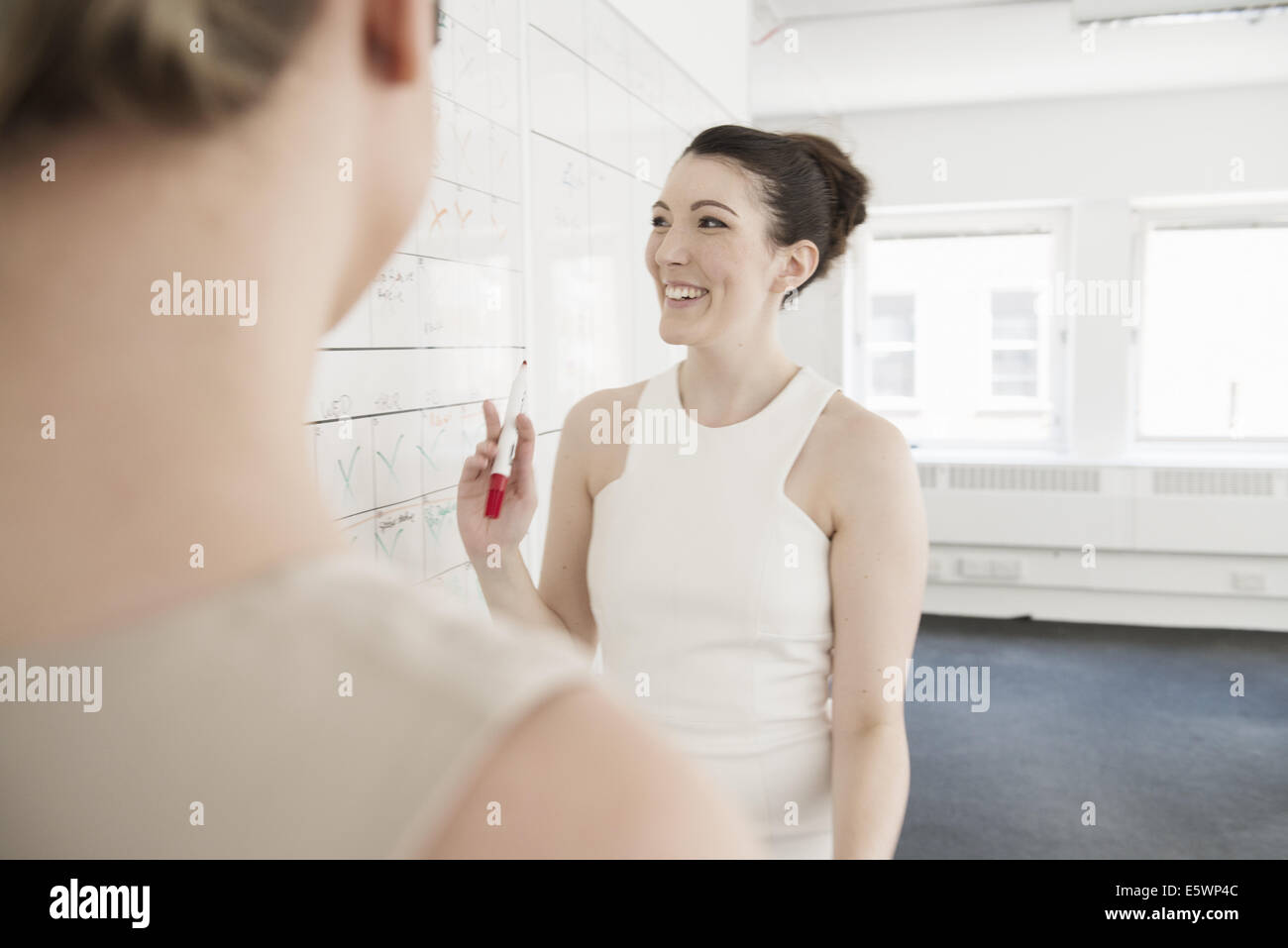 Deux jeunes femmes d'office de la planification Banque D'Images