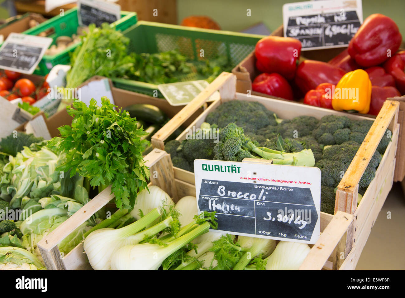 Décrochage des marchés avec des caisses produisent des fruits et légumes Banque D'Images