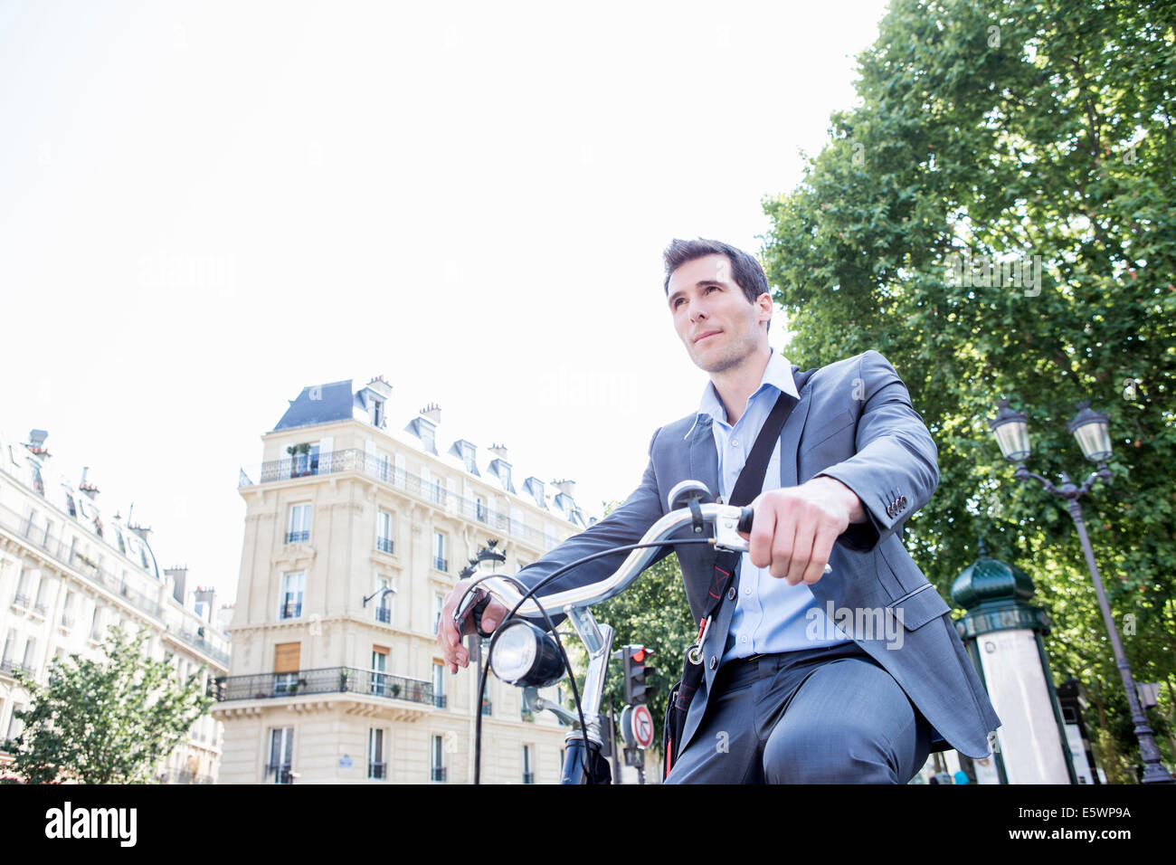 Mid adult businessman trajet en vélo, Paris, France Banque D'Images