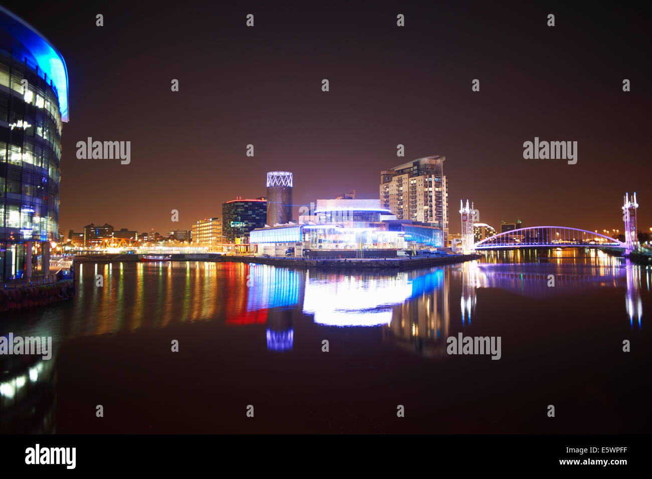 Media City et canal de nuit, Manchester, UK Banque D'Images