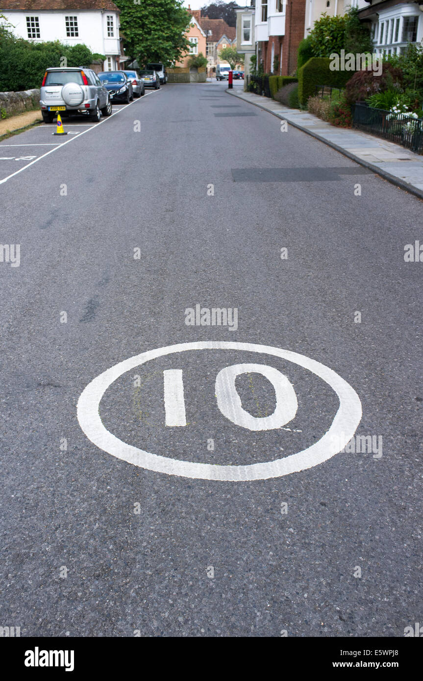 Peint blanc 10 mile par heure de la vitesse" sur UK road sign Banque D'Images