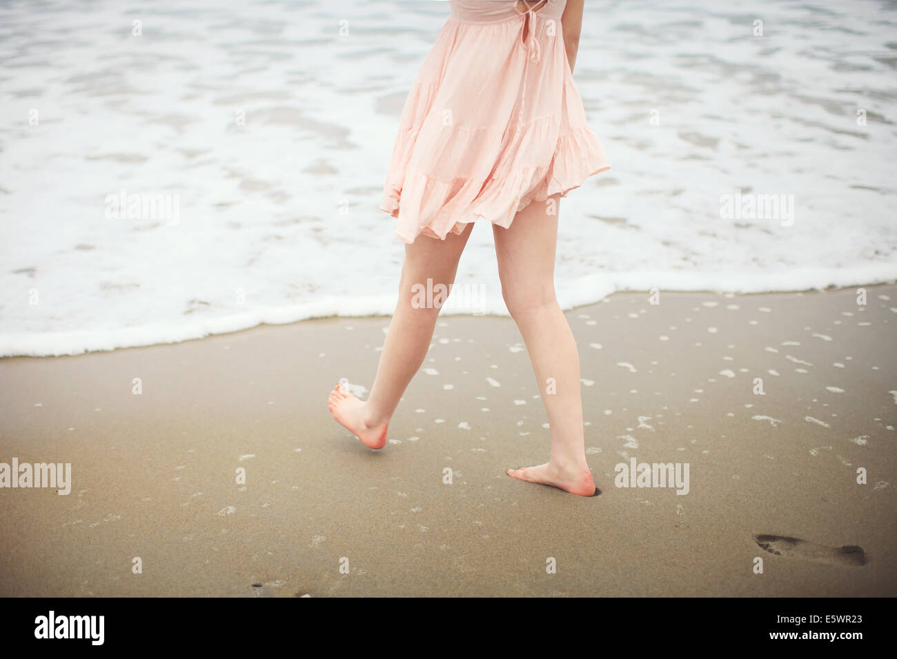 Cropped shot of woman paddling on beach Banque D'Images