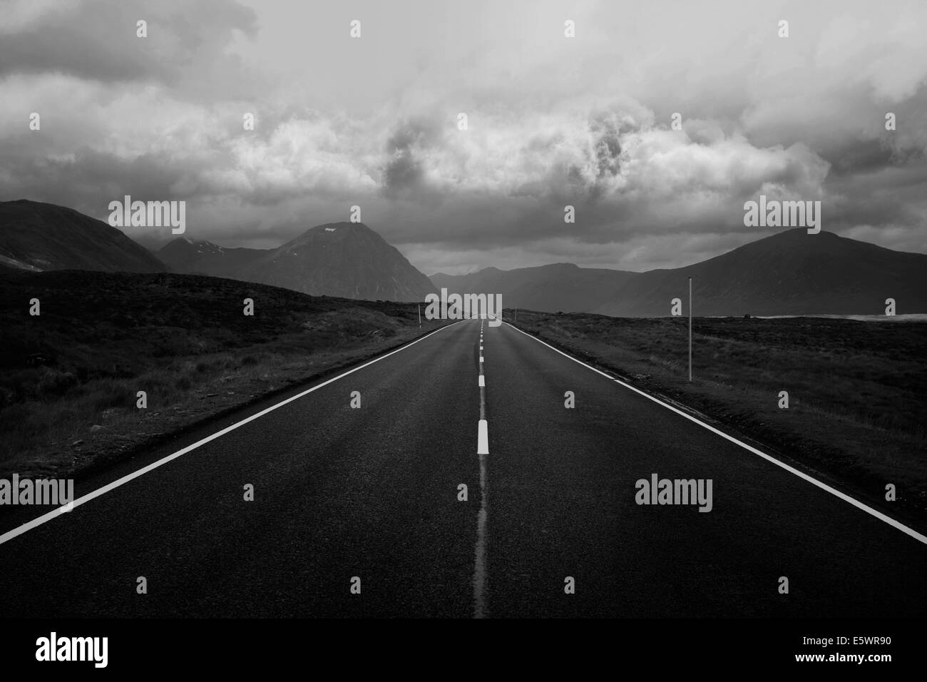 Image en noir et blanc de la route droite et les montagnes, les Highlands écossais, l'Ecosse Banque D'Images