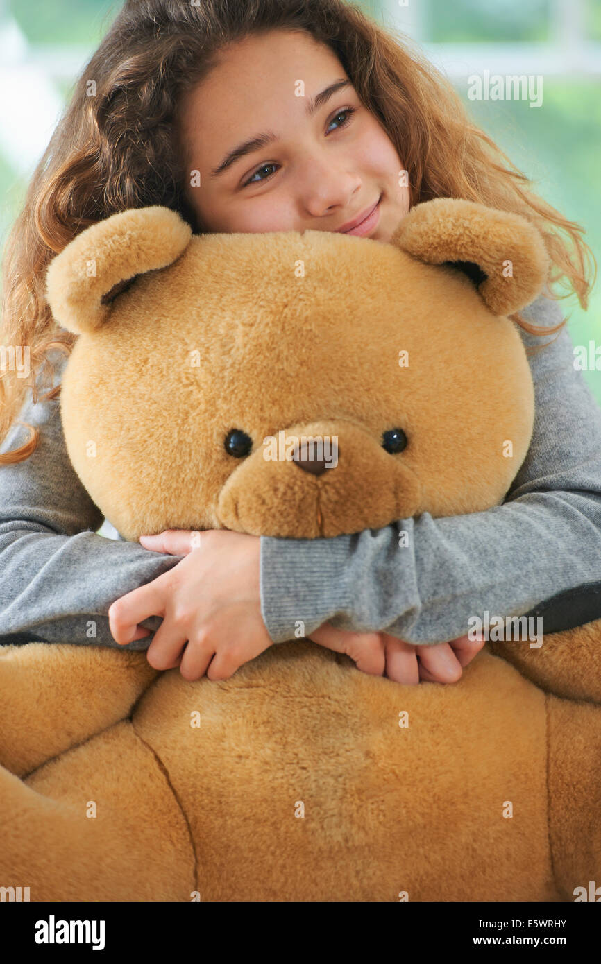 Portrait of young girl hugging teddy bear Banque D'Images