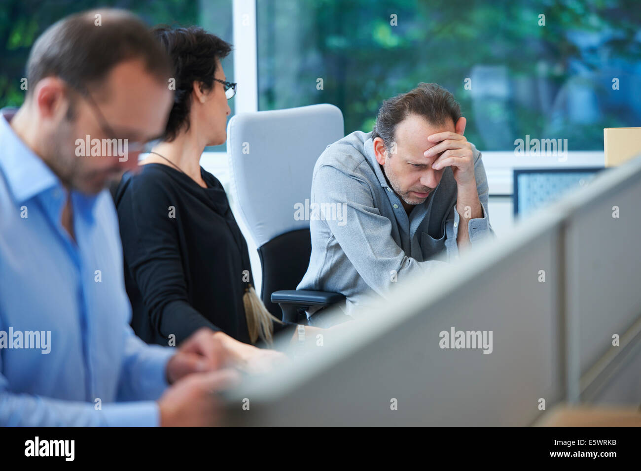 Businesspeople sitting at desk travailler Banque D'Images