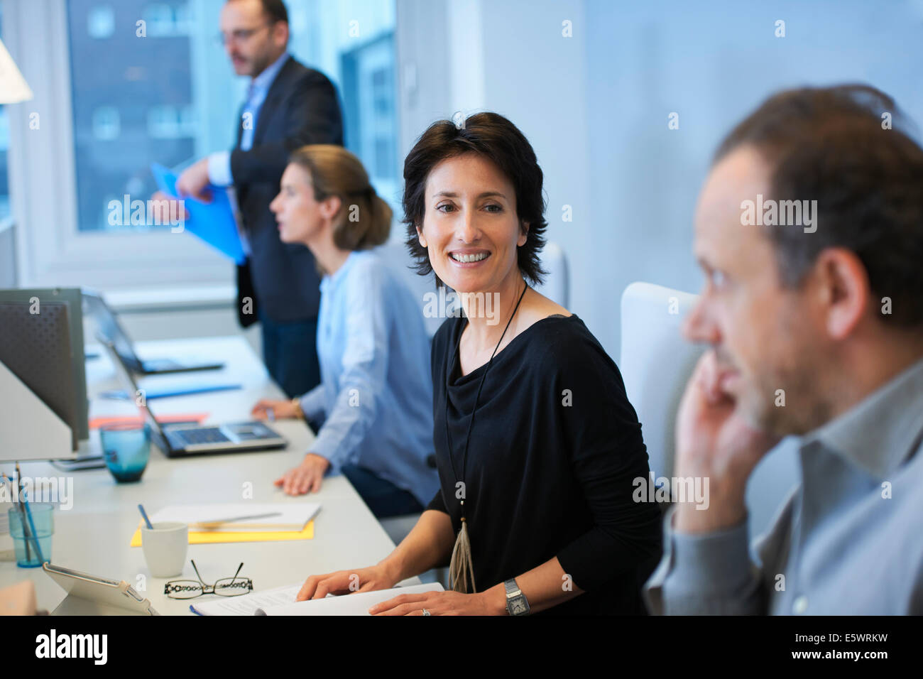 Businesspeople sitting at desk Banque D'Images