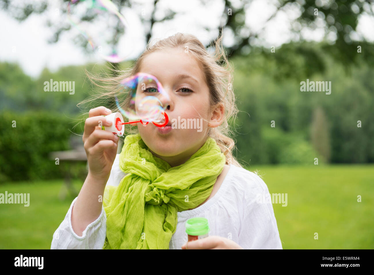 Girl blowing bubbles Banque D'Images