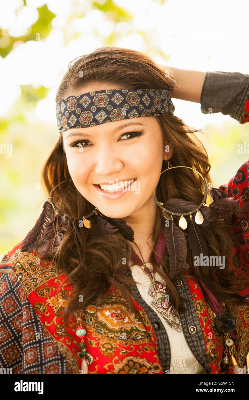 Jeune femme portant des vêtements hippie Photo Stock - Alamy