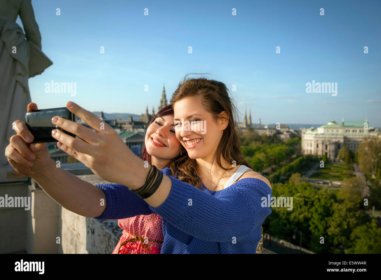 Deux jeunes femmes taking self portrait, Vienne, Autriche Banque D'Images