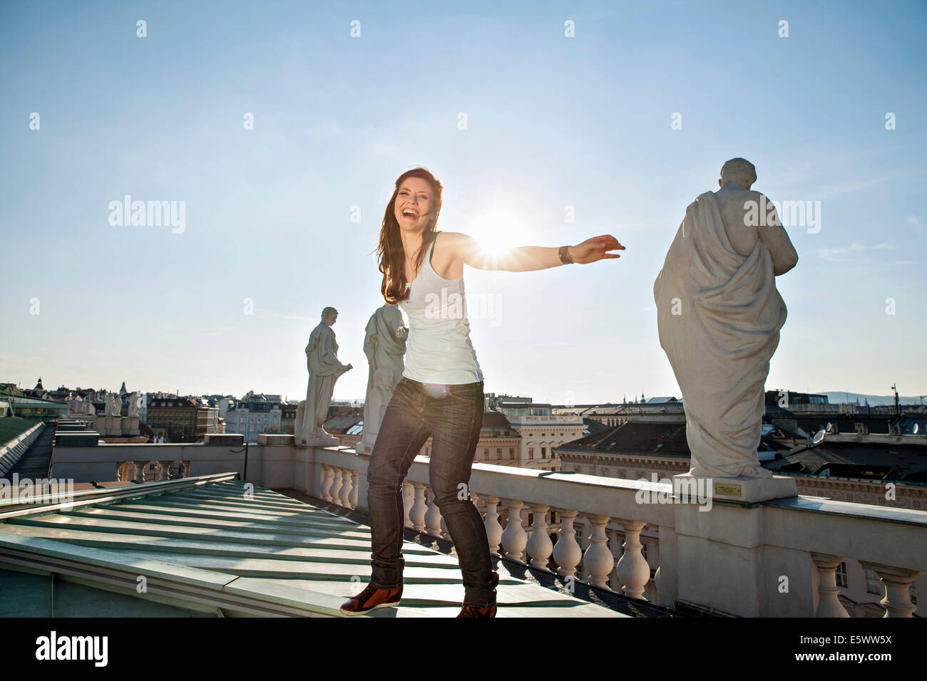 Young adult woman laughing, sur toit, Vienne, Autriche Banque D'Images
