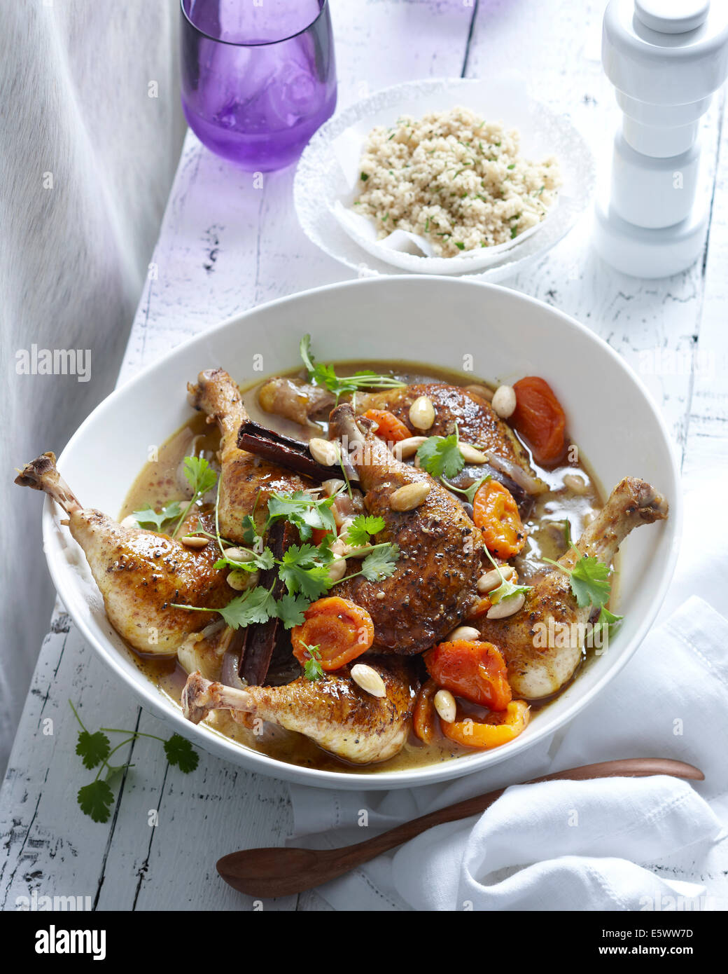 Bol de tajine de poulet aux abricots et amandes Banque D'Images