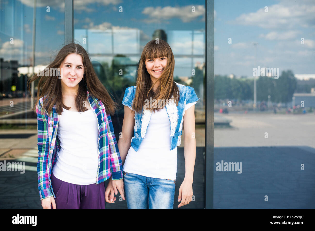 Portrait de deux jeunes femmes devant la façade de verre extérieur Bureau Banque D'Images