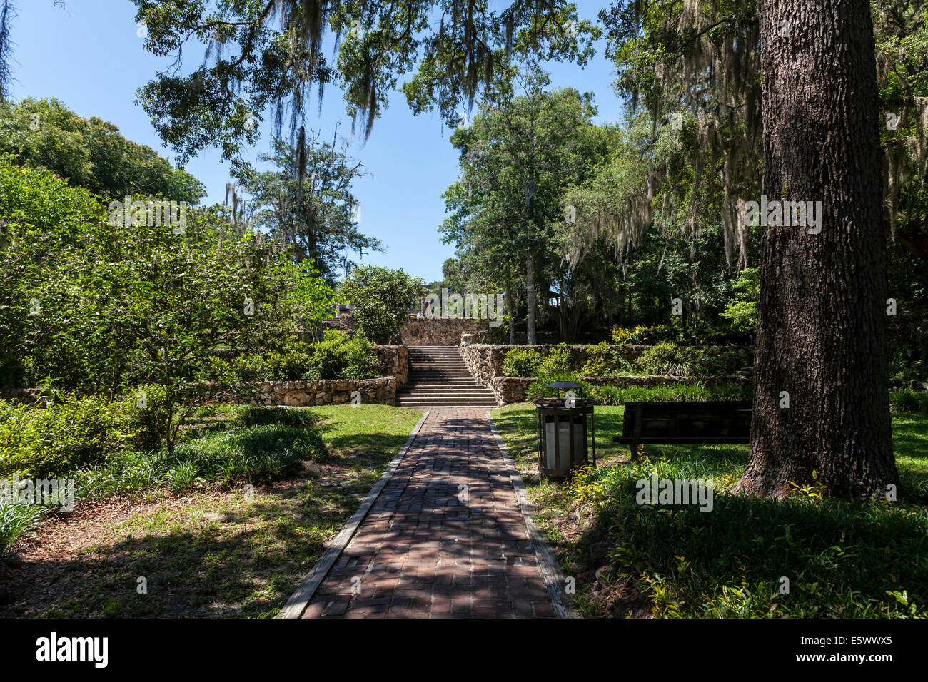 Chemin de brique, les semoirs à plusieurs niveaux avec murs de soutènement en pierre flank étapes dans la ravine Gardens State Park à Palatka, Floride USA Banque D'Images
