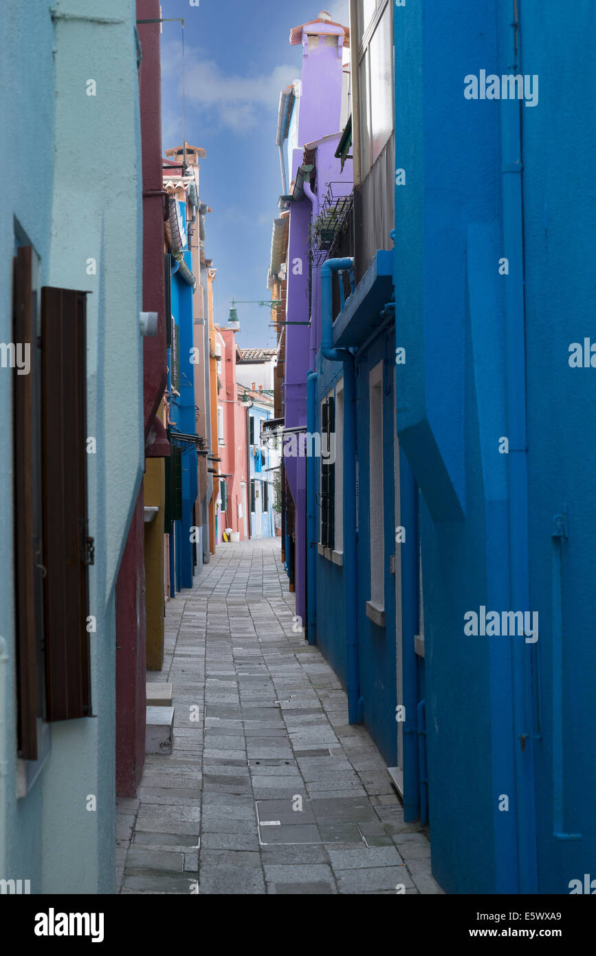 Maisons multicolores dans ruelle étroite, Burano, Venise, Vénétie, Italie Banque D'Images