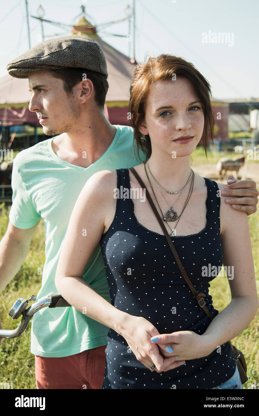 Portrait of young couple at fête foraine Banque D'Images