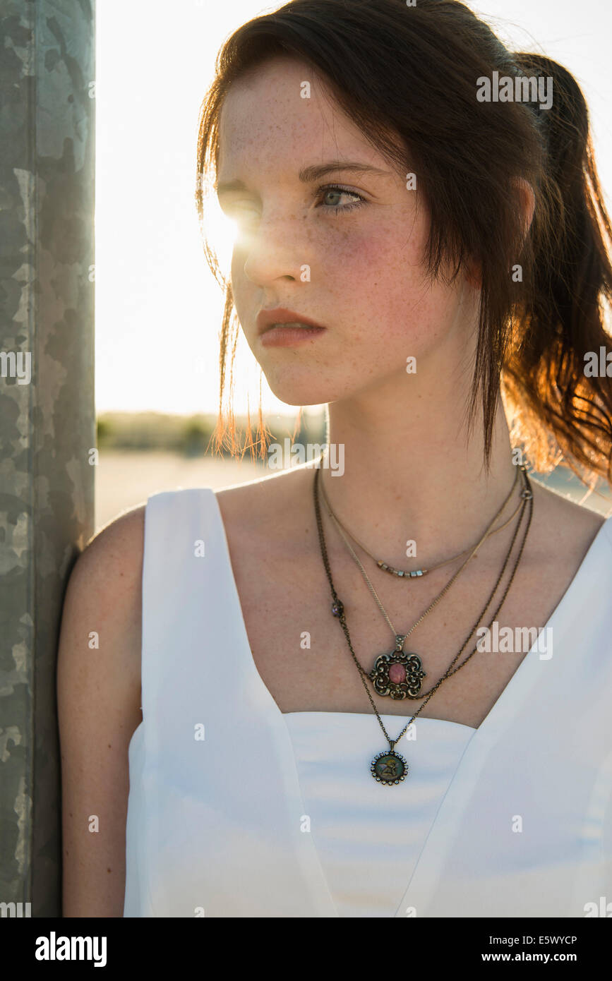 Portrait de jeune femme sereine leaning against wall Banque D'Images