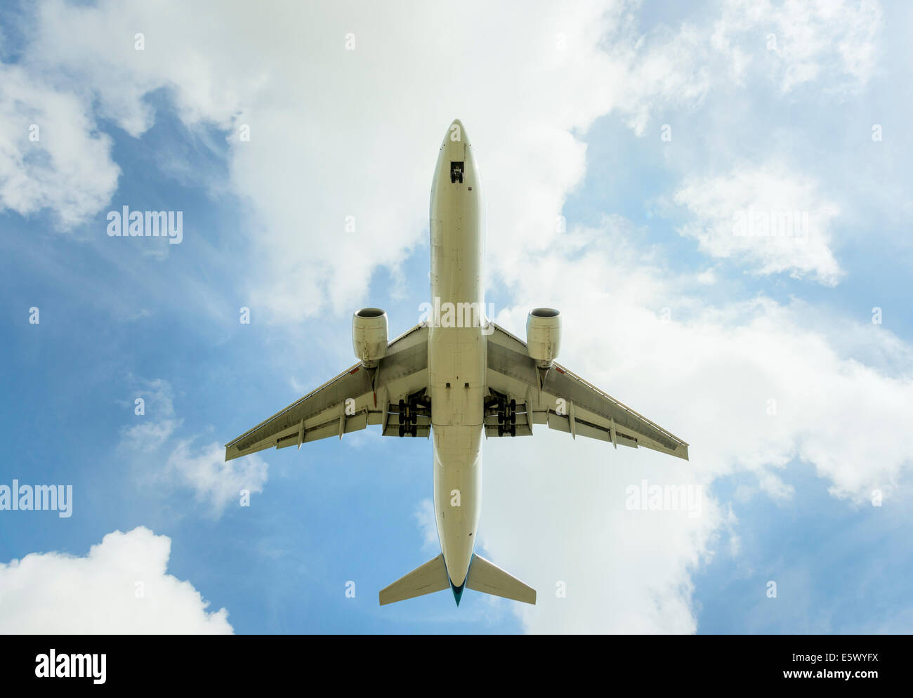 L'approche de l'avion l'aéroport d'Amsterdam Schiphol, vu du dessous Banque D'Images