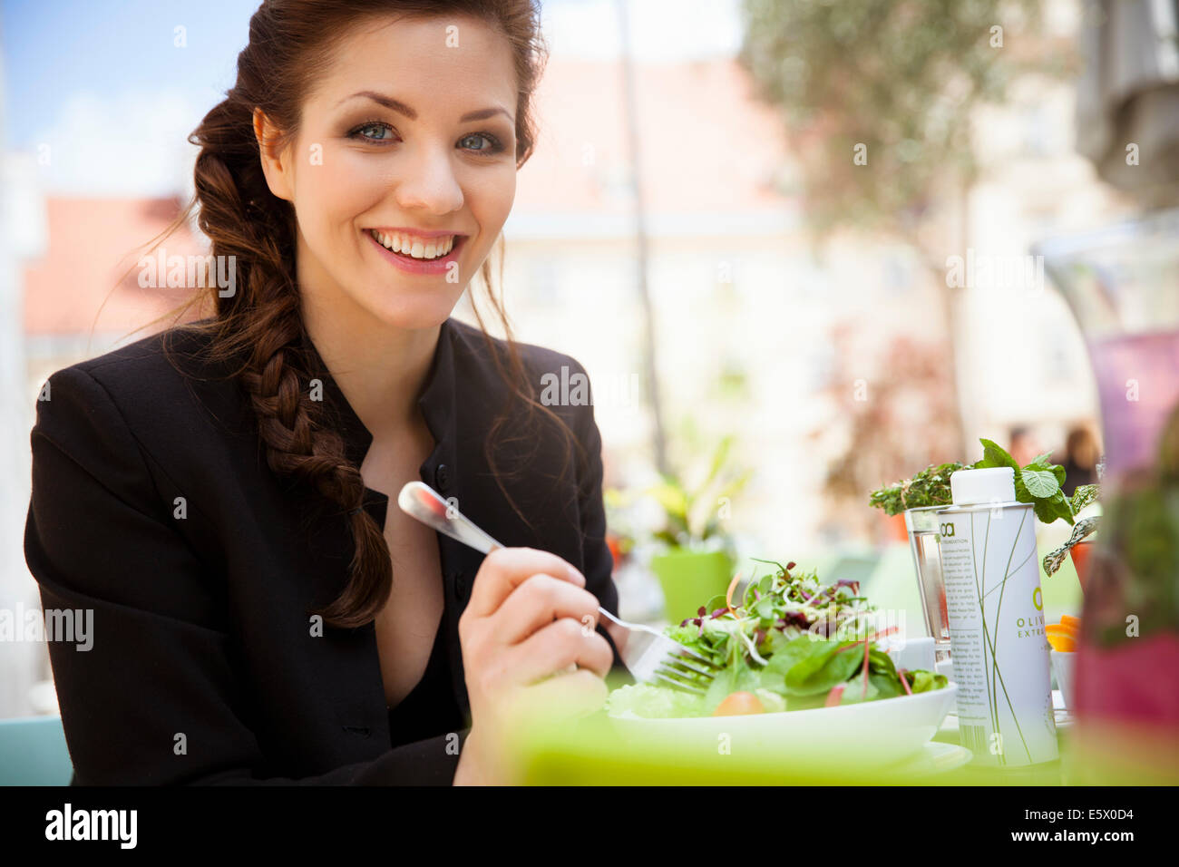 Young adult woman eating salad, à l'extérieur Banque D'Images