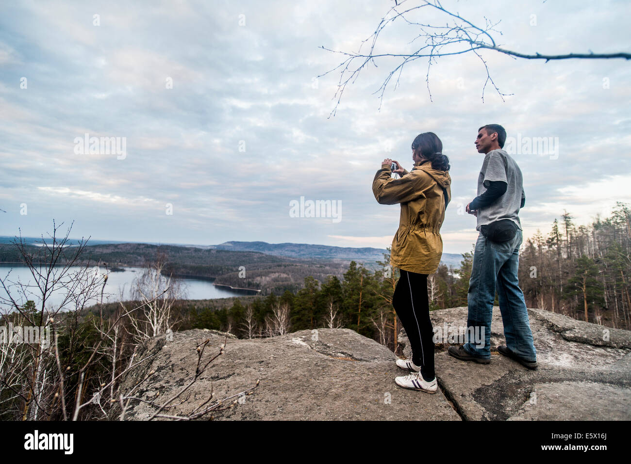 Jeune couple en haut de rock formation photographie view Banque D'Images