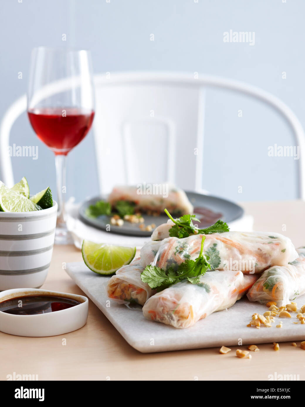 Rouleaux de printemps à la crevette sur la planche à découper avec le tamarin Banque D'Images