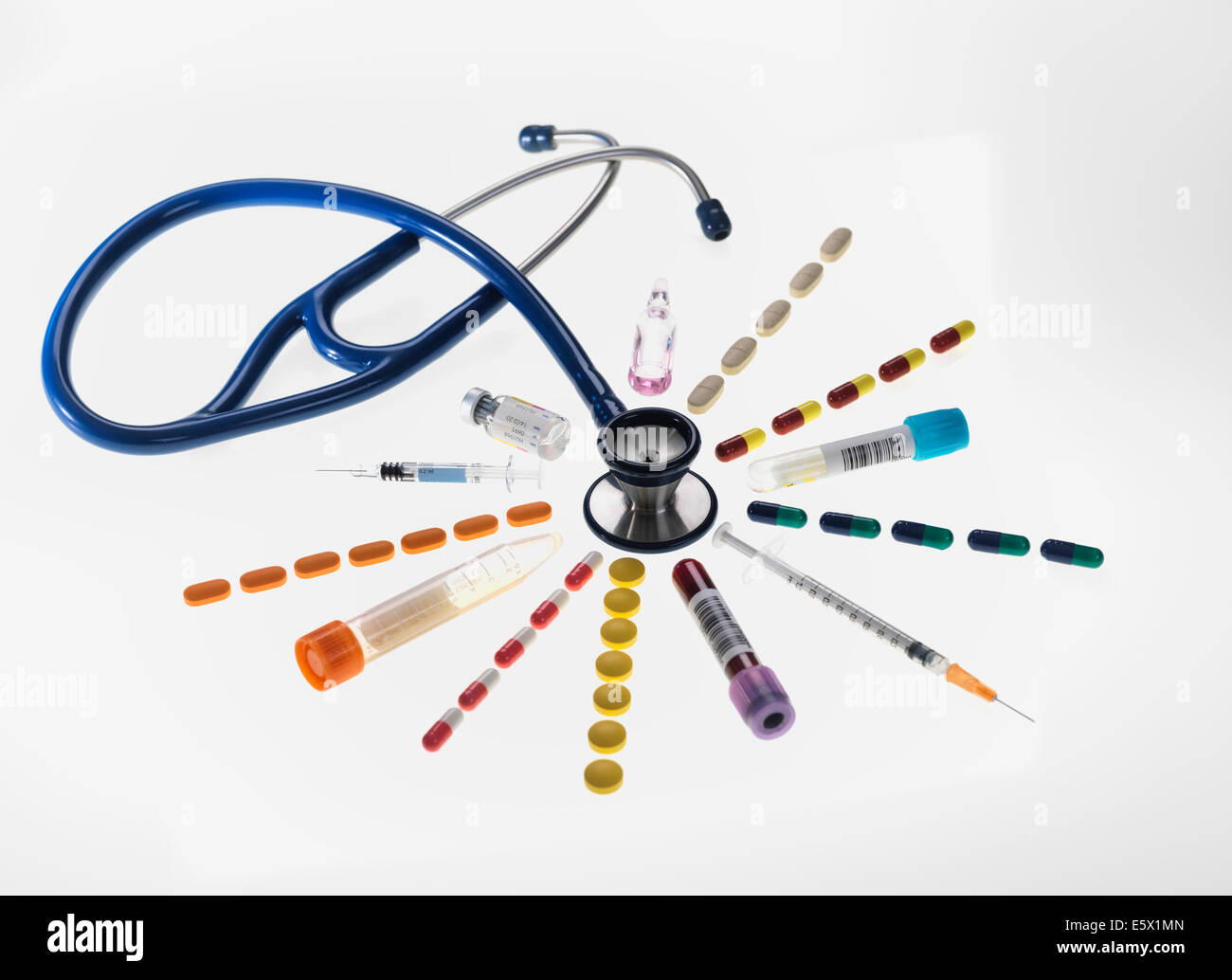 La vie encore médical illustrant une variété de tests, les traitements et les équipements médicaux utilisés dans les soins de santé médecine générale Banque D'Images