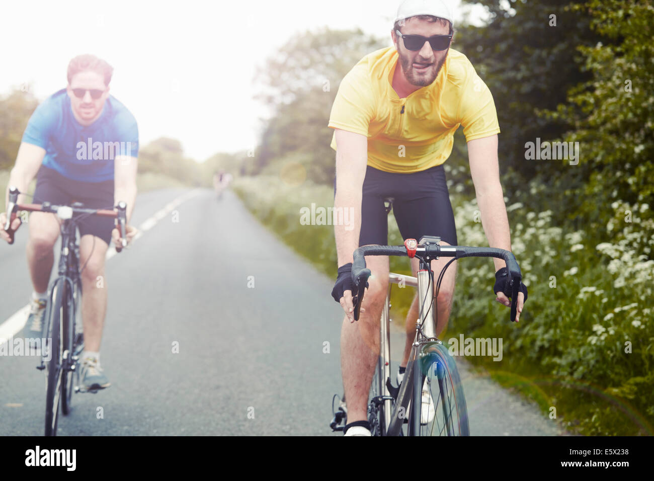 Les cyclistes rouler sur route à chaussée unique, Cotswolds, Royaume-Uni Banque D'Images