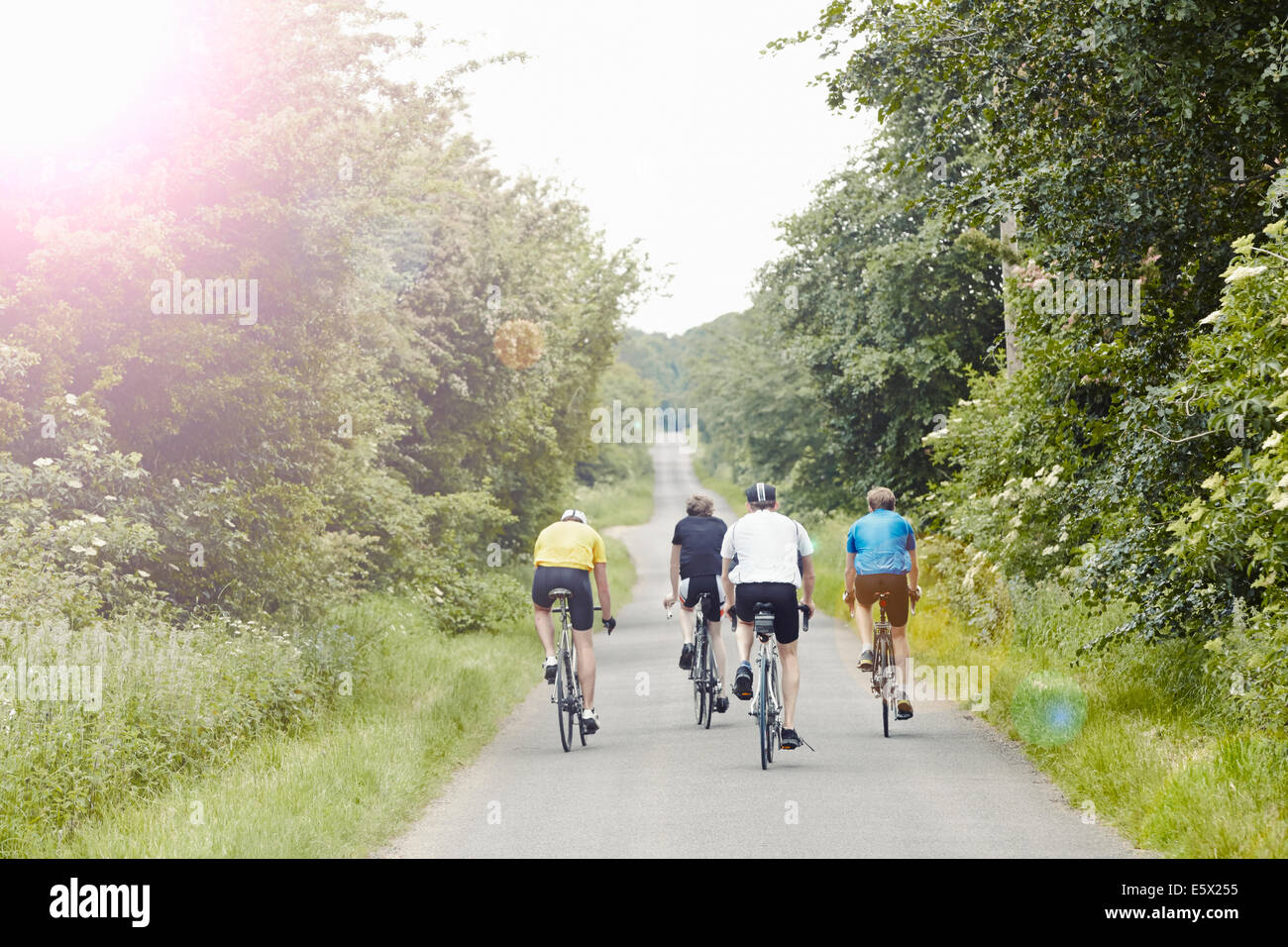 Les cyclistes sur route de campagne, Cotswolds, Royaume-Uni Banque D'Images