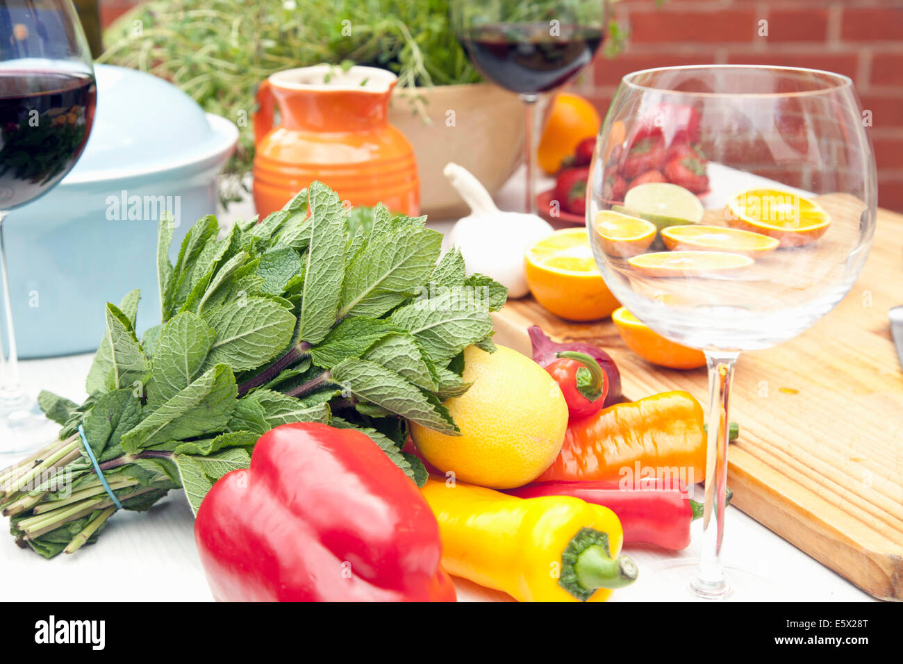 Still Life de table de jardin avec des herbes, des fruits, légumes et vin rouge Banque D'Images