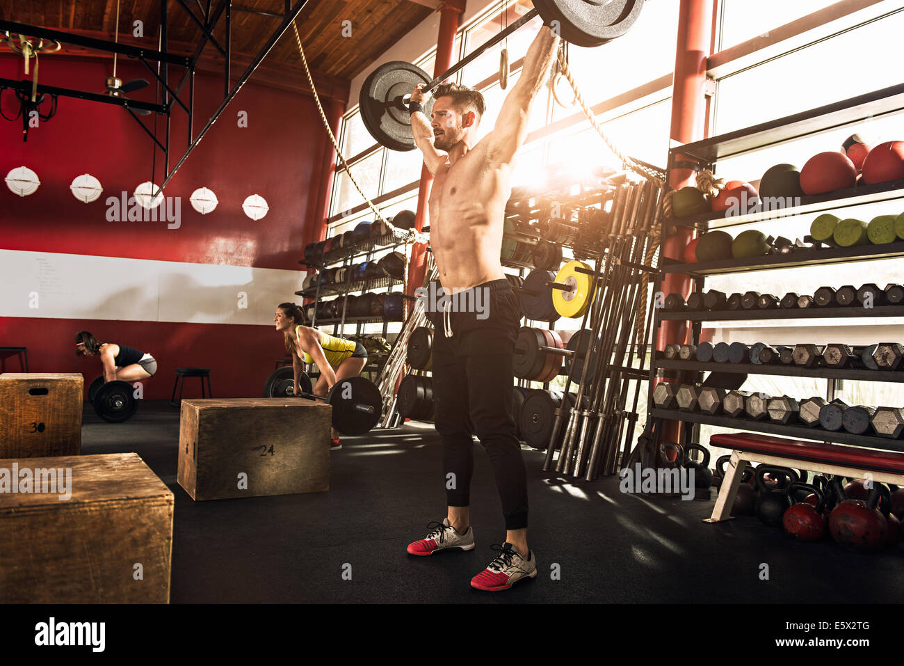 Barbell levage bodybuilder in gym Banque D'Images