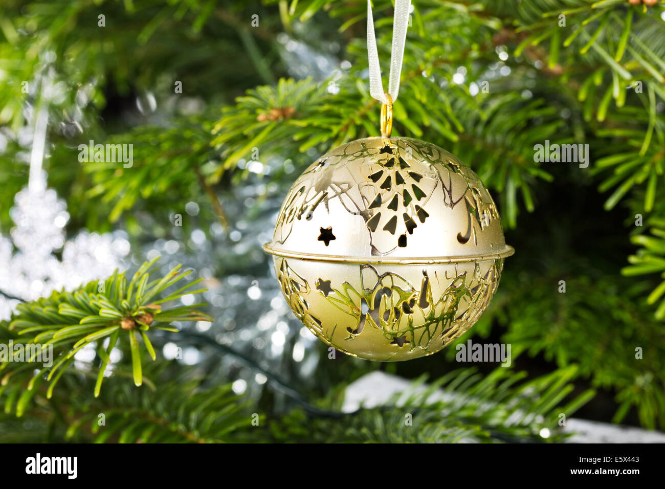 Gold Christmas bauble hanging on a Christmas Tree Banque D'Images