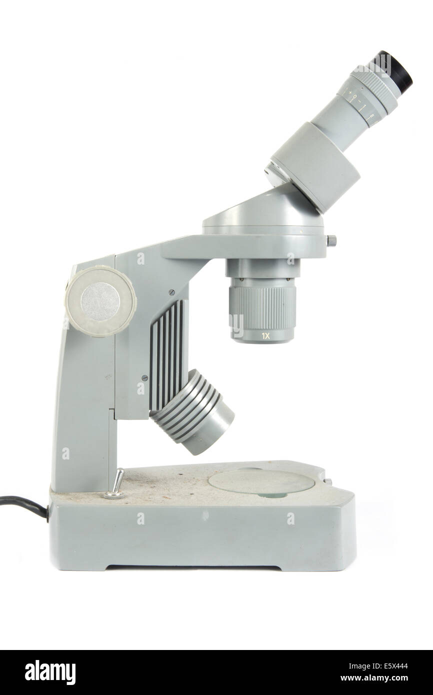Microscope sale à l'ancienne sur fond blanc Banque D'Images Microscope sale à l'ancienne sur fond blanc Banque D'Images