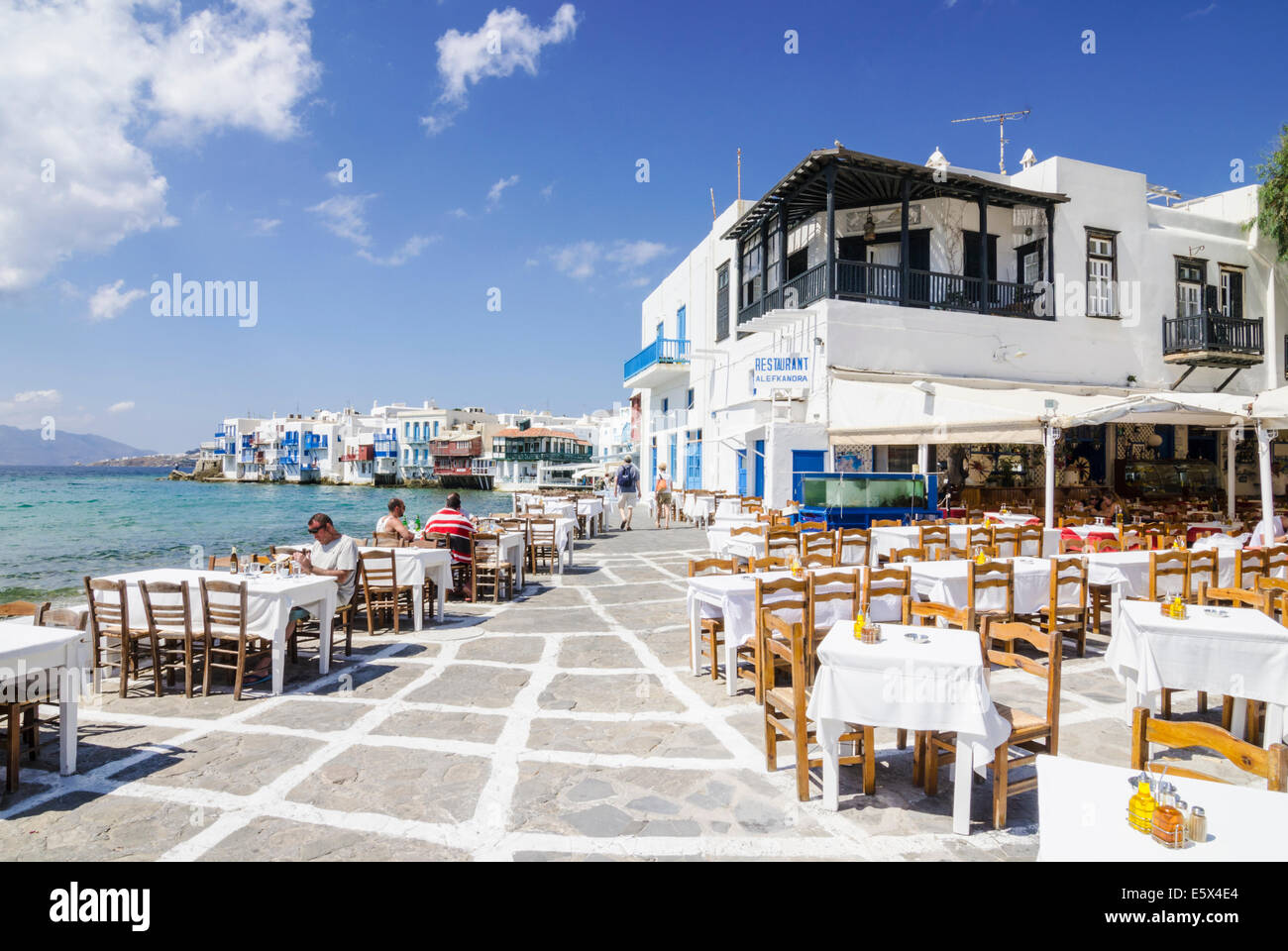 La taverne grecque front blanc dans la Hora, Mykonos, Cyclades, Grèce Banque D'Images