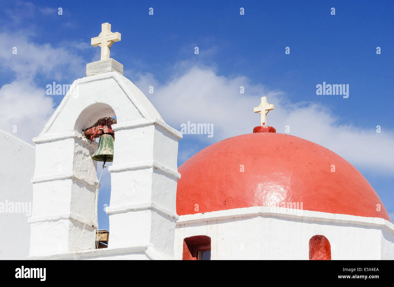 Beffroi blanchis et du dôme de l'église Agia Kyriaki, Mykonos, Cyclades, Grèce Banque D'Images