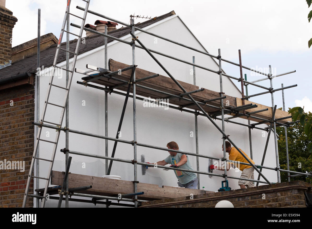 Appliquer à la truelle / constructeurs / flotteur extérieur final de silicone mousse rigide d'isolation mur / maison mitoyenne victorienne gable end UK Banque D'Images