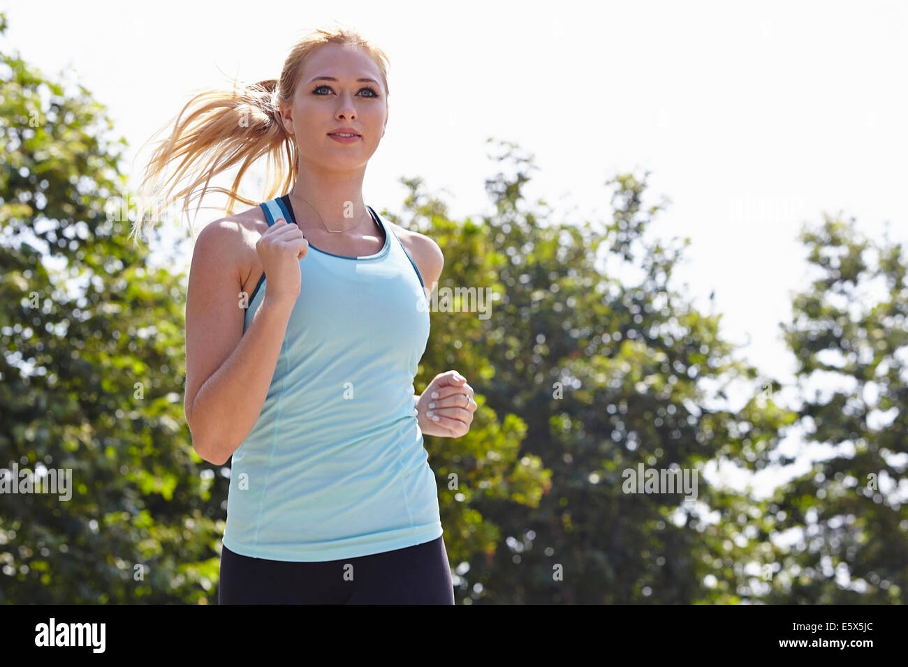 Woman running in park Banque D'Images