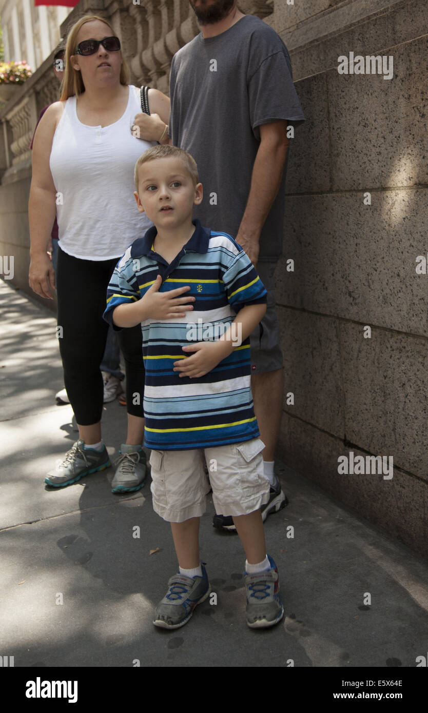 Comme les militants de la paix vers le bas mars 42st pour protester contre le bombardement par Israël du Gaza, petit garçon avec les parents met spontanément au cours de la main Banque D'Images